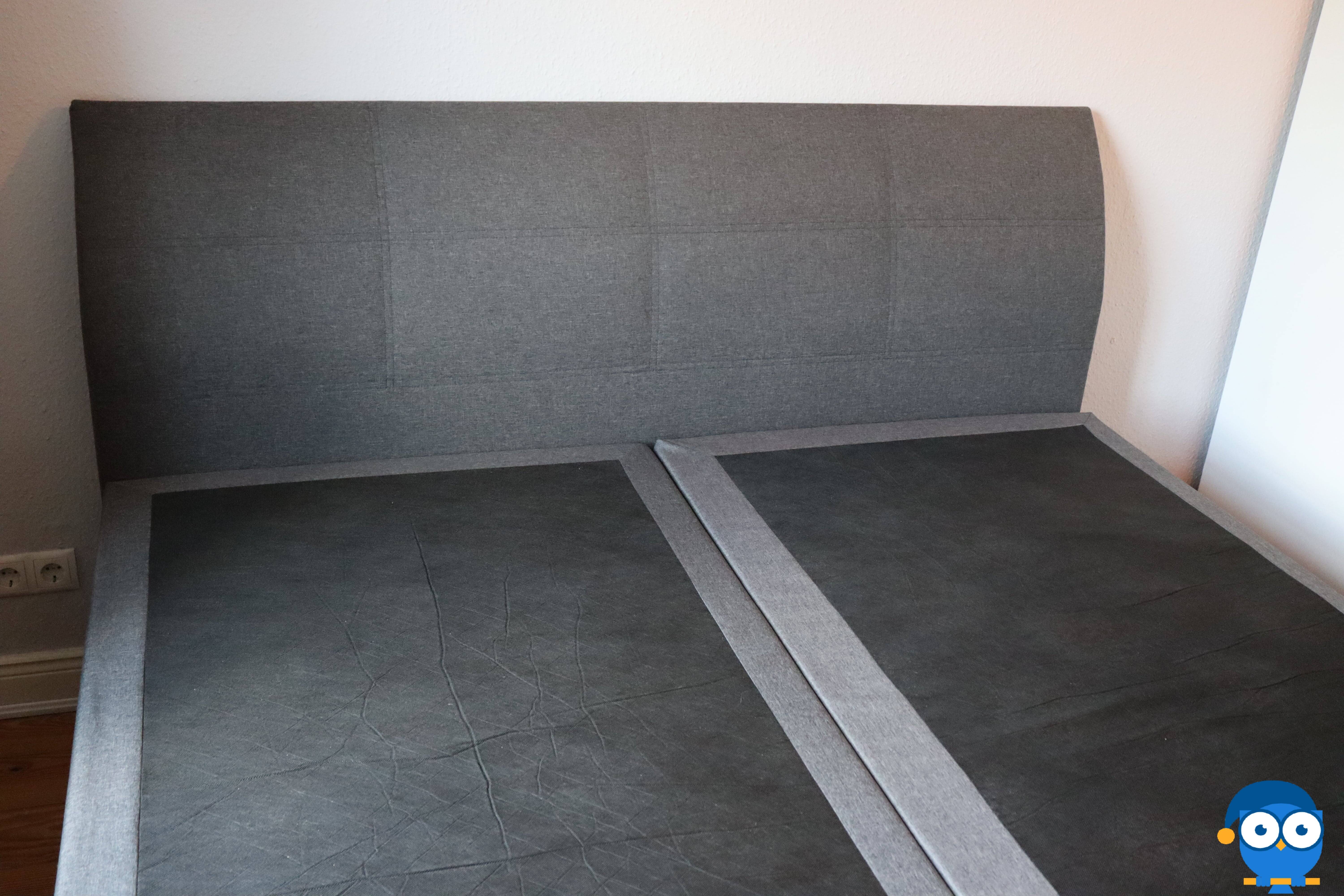 Ein Boxspringbett von vorne.